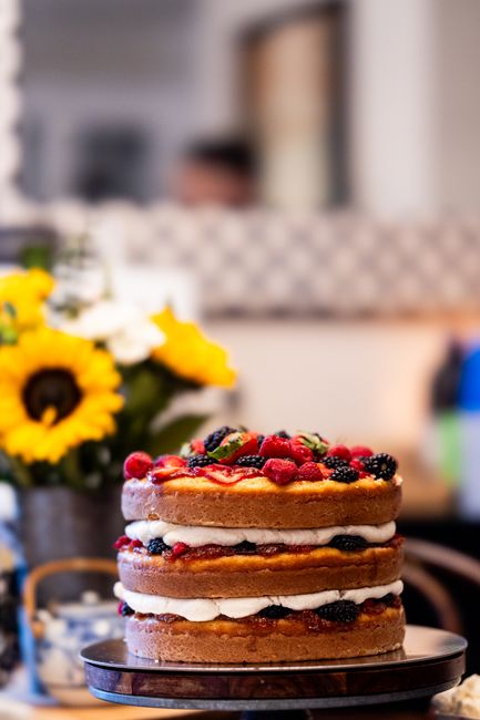 Naked cake s čerstvým ovocím